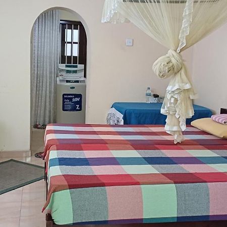 Twin Palms Hotel Mirissa Bagian luar foto