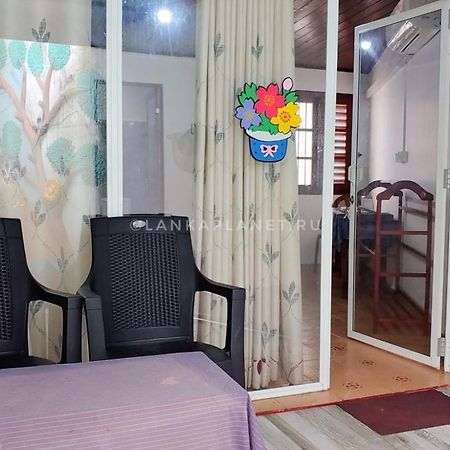 Twin Palms Hotel Mirissa Bagian luar foto