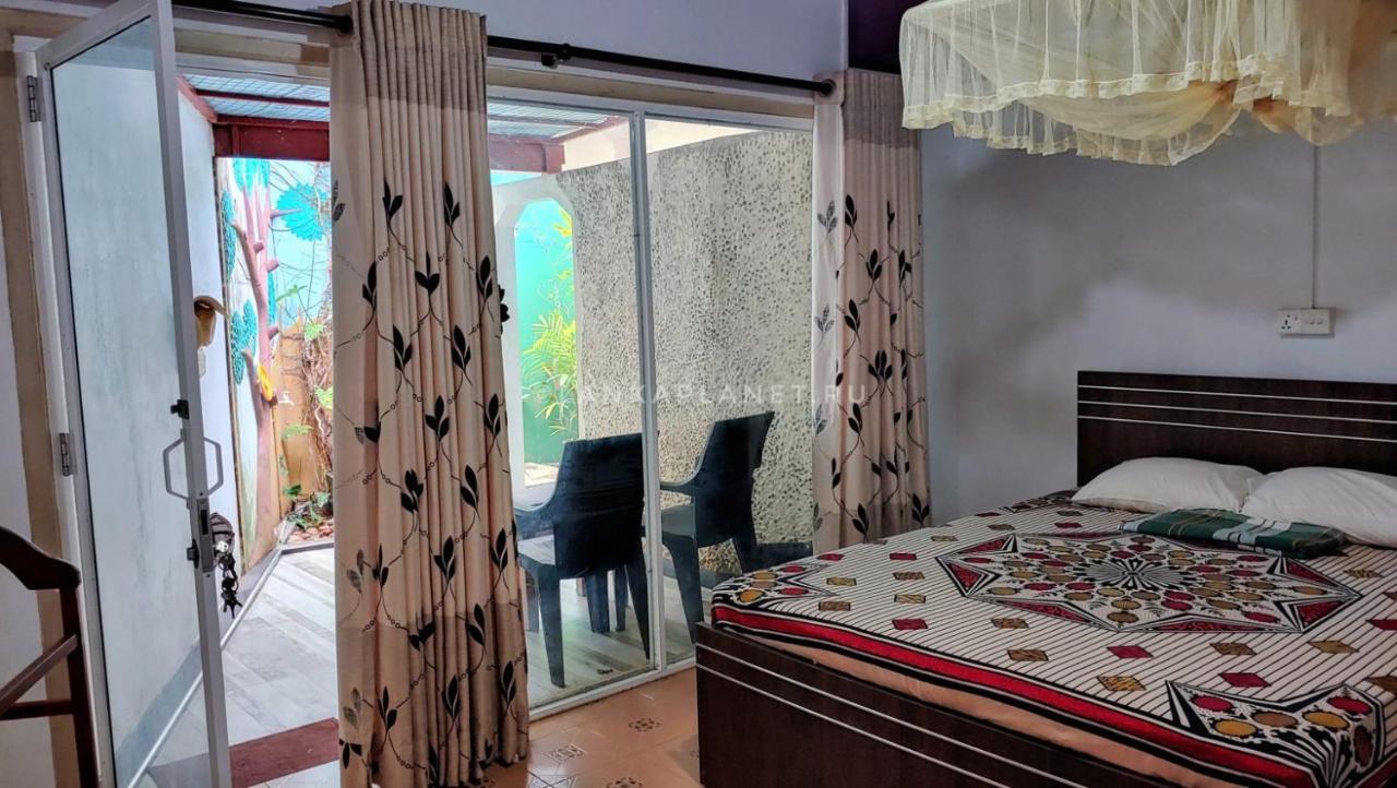 Twin Palms Hotel Mirissa Bagian luar foto
