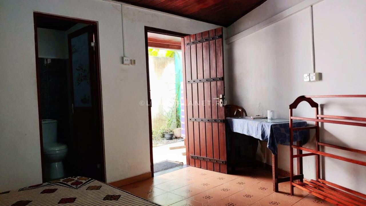 Twin Palms Hotel Mirissa Bagian luar foto