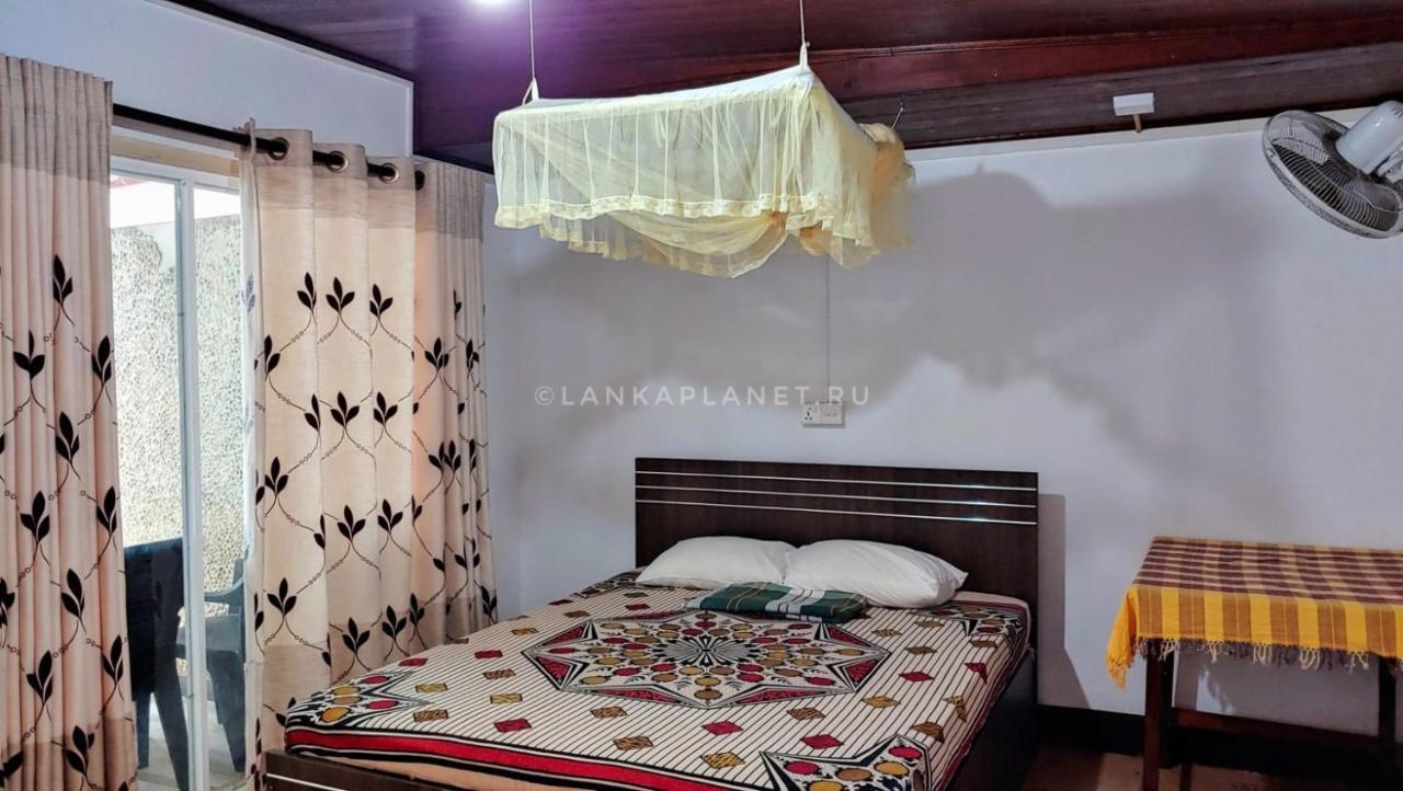 Twin Palms Hotel Mirissa Bagian luar foto
