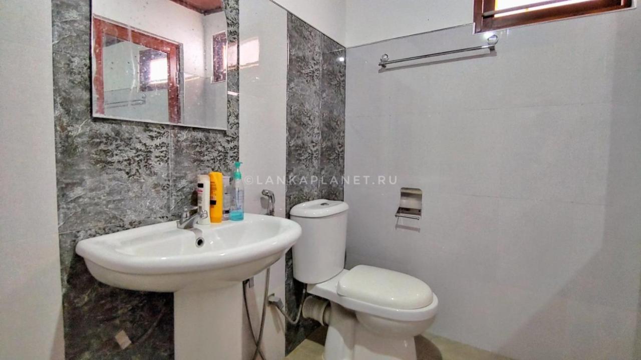 Twin Palms Hotel Mirissa Bagian luar foto