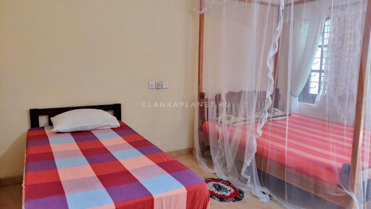 Twin Palms Hotel Mirissa Bagian luar foto