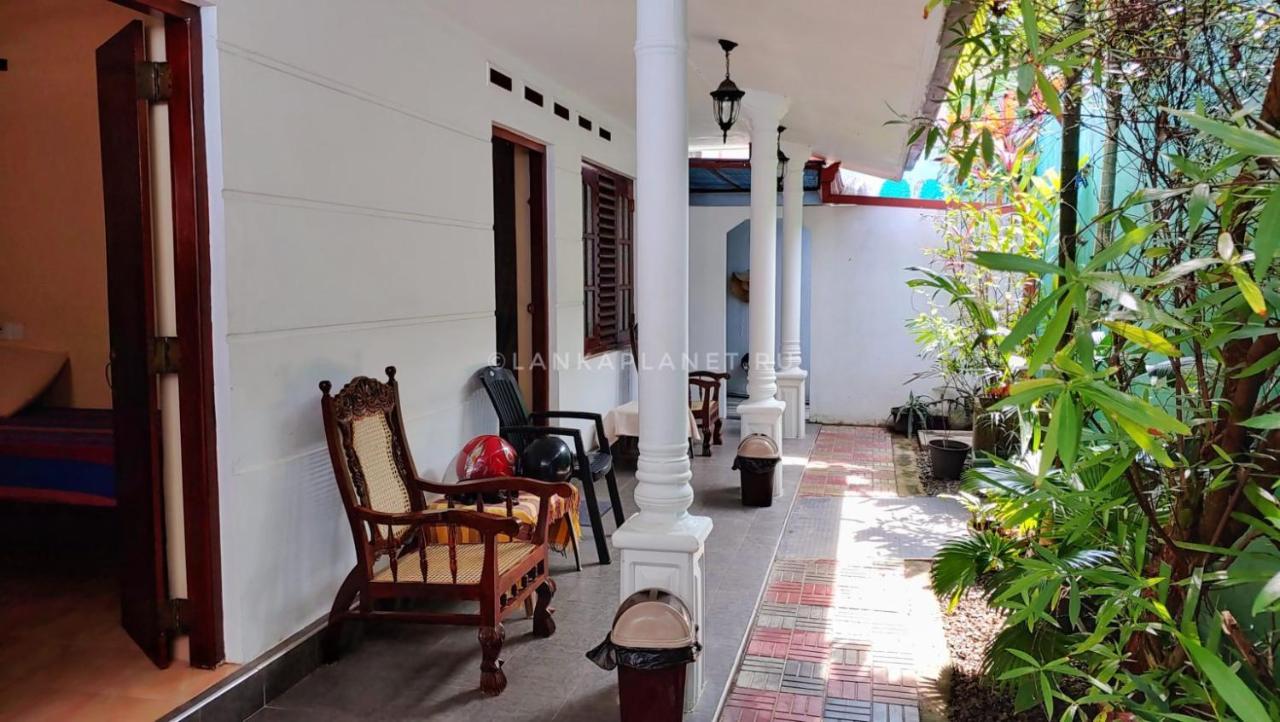Twin Palms Hotel Mirissa Bagian luar foto