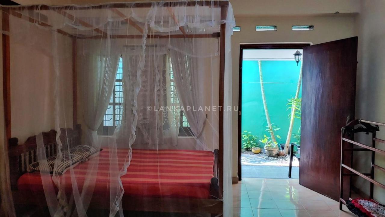 Twin Palms Hotel Mirissa Bagian luar foto