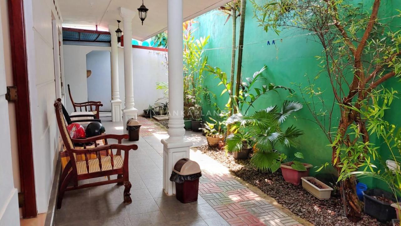 Twin Palms Hotel Mirissa Bagian luar foto