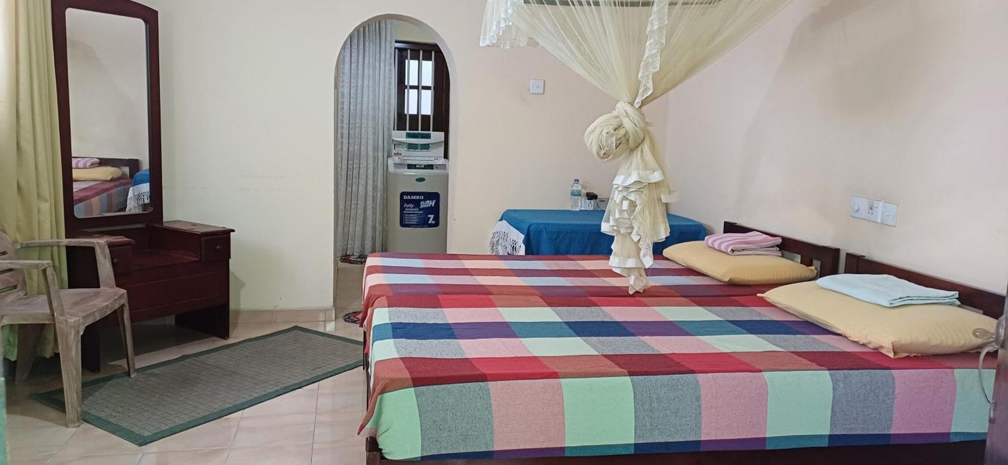 Twin Palms Hotel Mirissa Bagian luar foto