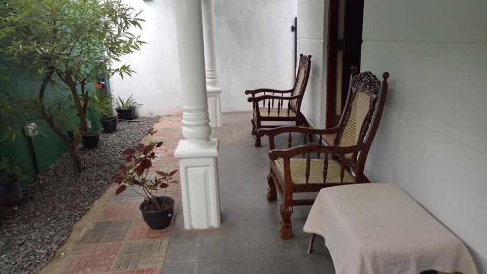 Twin Palms Hotel Mirissa Bagian luar foto